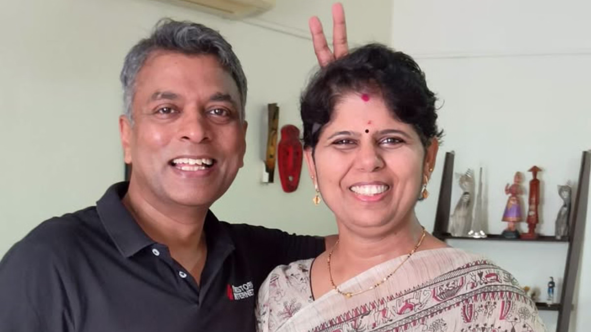 Rekha & Rajan posing funny